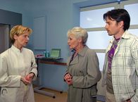 In aller Freundschaft – Vater sein dagegen sehr, Regie: Mathias Luther Uhr im Ersten. Dr. Kathrin Globisch (Andrea Kathrin Loewig, li.) informiert Peer (Nils Nelleßen, re.) und seine Mutter Ruth Zarenthin (Marita Böhme, mi.) über Fraukes dramatischen Zustand.