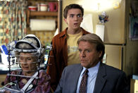 Malcolm mittendrin – Malcolm (Frankie Muniz, mi.) gelingt es nicht, seine Großmutter Ida (Cloris Leachman) und ihren Anwalt (David Rasche) von der Klage gegen die Familie abzubringen.