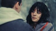 Logout - Von Hackern gejagt – Logout – Von Hackern gejagt Folge 4 Überlebenskampf in der freien Natur: Arcadi Radeff (Rückansicht) als Achille, Sofia Essaïdi als Giulia Conforti Copyright: SRF/RTS/AKKA Films Sàrl