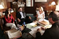 Desperate Housewives – Gabrielle (Eva Longoria, l.) und Carlos (Ricardo Antonio Chavira, 2.v.l.) beschließen, Libbys Baby zu adoptieren, doch Libby (Nichole Hiltz, 2.v.r.) möchte eine finanzielle Gegenleistung dafür. Doch Anwalt Eugene Beale (John Kapelos, r.) entgegnet, dass niemals für das Baby bezahlt werden dürfte ...