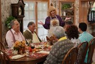 The Goldbergs – v.li.: Pops (George Segal), Ben 'Pop-Pop' Goldberg (Judd Hirsch), Beverly Goldberg (Wendi McLendon-Covey).