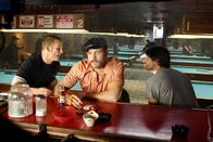 Smokin' Aces – Von der Millionen Dollar Prämie angelockt, finden sich etliche Kriminelle in Nevada ein, um Buddy Israel buchstäblich das Herz herauszureißen. Neben Kautionsjäger Jack Dupree (Ben Affleck, M.) finden sich ein Nazitrio, zwei weibliche Auftragsmörder, ein vernarbter Verkleidungskünstler, ein sadistischer Peiniger sowie ein mysteriöser Schwede ein, um sich Buddy zu krallen ...