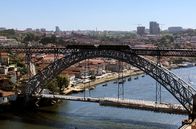alpha-expedition: Eisenbahn-Romantik – Die Metro fährt über die Ponte Dom Luis I. – sie ist Teil der Altstadt von Porto. die 1996 von der UNESCO den Welterbetitel bekam.