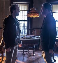 Elementary – Als Rhys (John Hannah, l.), Sherlock Holmes (Jonny Lee Miller, r.) ehemaliger Drogendealer auftaucht und ihn um Hilfe bittet, wird seine Abstinenz in Frage gestellt ...