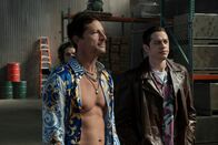 Bupkis – Pete (Pete Davidson, r.) und der Juwelierhändler Crispy (Simon Rex, l.) ergreifen die Flucht, als sie plötzlich von Paparazzi umstellt werden.