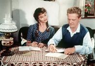 Ich denke oft an Piroschka – Piroschka (Liselotte Pulver, l) weiht ihren "Andy" (Andreas: Gunnar Möller) in die Feinheiten der ungarischen Sprache ein.