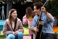 The Middle – Sue (Eden Sher, l.) wird Mitglieder der Jugendgruppe der Kirche, nachdem sie dessen heißen Pastor TimTom (Paul Hipp, r.) kennengelernt hat ...