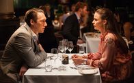 Exit – Ein Candlelight Dinner voller Spannungen: Seit Adam Veile (Simon J. Berger) von Hermines (Agnes Kittelsen) Schwangerschaft weiß, lügen sich die beiden durchgehend an. Werden sie sich die Wahrheit sagen oder eskaliert die Situation?