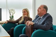 Heldt – Ellen Bannenberg (Janine Kunze) und Grün (Timo Dierkes) befragen Christoph Schober und seinen Mann, Dr. Jochen Seligmann, und hoffen so, an weitere Informationen zu kommen.