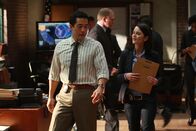 The Mentalist – Kommen dem Rätsel um den Mord das reichen Investmentbanker Jason Sands immer näher: Kimball Cho (Tim Kang, l.) und Teresa Lisbon (Robin Tunney, r.) ...