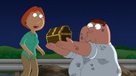 Family Guy – Als Peter (r.) in einem Familienrestaurant auf einem Platzset eine Schatzkarte entdeckt, macht er sich mit Lois' (l.) auf die Suche und wird sogar fündig. Doch was wird sich wirklich darin befinden?