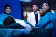 The Good Doctor – (v.li.) Nicholas Gonzalez (Dr. Neil Melendez), Daniel Dae Kim (Dr. Jackson Han), Will Yun Lee (Dr. Alex Park), Fiona Gubelmann (Dr. Morgan Reznick).