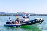 WaPo Bodensee – Pirmin Spitznagel (Simon Werdelis, l.) und Paul Schott (Tim Wilde, r.) entdecken auf Streife den Taucher Arno Gierke (Urs Jucker, M.), der ihnen gesteht, dass er sein Boot und seinen Tauchpartner vermisst.