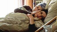 Tatort – Hanneke Tietzsche (Almut Zilcher, vorne) steht ihrer totkranken Partnerin Irene Wohlleben (Eleonore Weisgerber) bei.