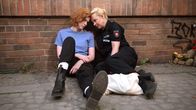 Rote Rosen – Sandra (Theresa Hübchen, r.) gelingt es, Nici (Lucy Hellenbrecht, l.) den quälenden Entscheidungsdruck zu nehmen