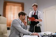 Sturm der Liebe – Von Paul (Sandro Kirtzel, l.) erfährt Henning (Matthias Zera, r.), dass er kurz vor der Kündigung stand.