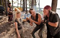 Vilja und die Räuber – Vilja Vanisto (Sirkku Ullgren) ist noch nicht überzeugt von Gold-Piet (Jussi Vatanen) und Räuber-Vater Wilder Karlo (Kari Väänänen).