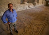 Große Völker der Geschichte – Dr. Roccaforte in der Villa Romana del Casale auf Sizilien. Der archaologische Leiter zeigt das beruhmte Mosaik der Villa, auf dem ein "Tiertransport" dargestellt ist, die Tiere kommen per Schiff nach Rom. Honorarfrei - nur fur diese Sendung bei Nennung ZDF und Axel Schmidt