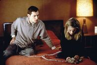 eXistenZ – Ted (Jude Law) und Allegra (Jennifer Jason Leigh) versuchen verzweifelt, sich über das "Nabelschnur"-Kabel ins Computerspiel einzuloggen.