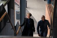 Alex Rider – Im Geheimen folgen Mrs. Jones (Vicky McClure) und Smithers (Nyasha Hatendi) einer anderen Spur. Als sie in der Schule ankommen, machen sie eine interessante Entdeckung: Ihnen wurde eine Nachricht hinterlassen.