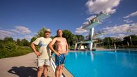 freizeit – Der Schmidt Max erfährt in der Hainbadestelle in Bamberg, wie es früher zuging in den alten Flussbädern. Ist man damals gesprungen? Und was hatten die ersten Sprungbretter mit Hygiene zu tun?; Der Schmidt Max ist diesmal nur im Wasser unterwegs und will wieder ins Springen kommen. Begleitet wird er von einer Truppe aus Oberfranken, Splashdiving nennen sie ihren Sport. Dabei kommt es auf die Vorführung in der Luft an und auf eine hohe Wasserfontäne beim Eintauchen..Im Kreuzsteinbad in Bayreuth probiert der Schmidt Max verschiedene Sprünge nach ihren Regeln aus.Vom "Anker" bis zur "Arschbombe".; Der Franke Oliver Hillebrecht (links) hat 2004 extra für die Arschbombe eine Weltmeisterschaft ins Leben gerufen. Seitdem gibt es den Wettbewerb jedes Jahr, und er trainiert eine Nationalmannschaft der Splashdiver. Auch dem Schmidt Max bringt er ein paar Kult-Sprünge bei.