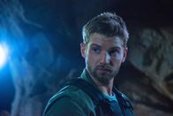 Under the Dome – Als Barbie (Mike Vogel) und Sam den seltsamen Tunnel in der Schule erkunden, werden sie plötzlich von allen anderen abgeschirmt ...