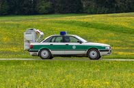 Hubert ohne Staller – Unser Streifenwagen ist auf einer Landstraße unterwegs. Aber Moment mal? Was haben Hubert und Riedl, denn da im Gepäck?