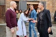 Die Heiland - Wir sind Anwalt – Der Fotograf Raul Solar (Harald Schrott, r.) versichert seinem Partner René Voss (Erik Madsen, l.) und dem Assistenten Gil Wayer (Frédéric Brossier, 2.v.r.), dass er dem Model Jule Singer (Caroline Hartig, 2.v.l.) nicht die Nase aufgeschlitzt hat.