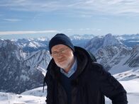 Alpen in Not – Die Alpen sind ein Ort, der uns magisch anzieht. Wo wir unsere Grenzen austesten und uns eins fühlen mit der Natur. Auch wenn sie uns als Garant für die Ewigkeit erscheinen: in 30 Jahren wird sich hier bereits viel verändert haben. Was macht der Klimawandel mit unseren Alpen?