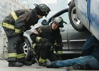 Chicago Fire – Chicago Fire Harte Zeiten - When Things Got Rough Staffel 2, Episode 17 Heikle Situation: Jesse Spencer als Matthew Casey, Taylor Kinney als Kelly Severide