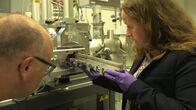 SMS - Schwanke meets Science – Die Geowissenschaftlerin Gesine Mollenhauer präsentiert Karsten Schwanke am Alfred-Wegener-Institut für Polar- und Meeresforschung (AWI) die sogenannte C-14-Methode. Sie hilft bei der Datierung von organischem Probenmaterial, zum Beispiel aus der Tiefsee, erklärt die Geowissenschaftlerin.