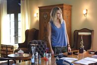 The Mick – Als der Direktor Ben beschuldigt, sich daneben zu benehmen, beschützt Mickey (Kaitlin Olson) ihren Neffen. Sie glaubt fest, dass nicht Ben das Problem ist, sondern die Schule ihn diskriminiert ...