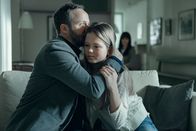 Arctic Circle - Der unsichtbare Tod – Dr. Thomas Lorenz (Maximilian Brückner) setzt alles daran, das alleinige Sorgerecht für seine Tochter Hanna (Lilli Salonen) zu bekommen.