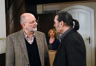 Rote Rosen – ARD ROTE ROSEN FOLGE 1258 Uhr im ERSTEN. Alfred (Rolf Nagel, l.) rät Pete (Gunter Ziegler, r.) dringend, die Finger von Erika (Madeleine Lierck-Wien, M.) zu lassen.