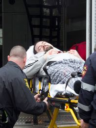 Ein perfekter Mord – Maryann watches as Dan is loaded into an ambulance.
