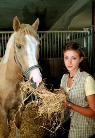 Alina – Alina (Marett Katalin Klahn) hat es geschafft: Silverado lässt sie nah an sich heran. Das Mädchen ist überglücklich.