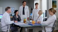 In aller Freundschaft – SENDER: ARD - SENDETITEL: In aller Freundschaft Folge 823 - UNTERTITEL: Verschüttet - CAPTION: ARD/MDR IN ALLER FREUNDSCHAFT FOLGE 823, "Verschüttet" Uhr im ERSTEN..In einem unachtsamen Moment is Maria Weber (Annett Renneberg, 2.v.li.) Kris Haas (Jascha Rust, 3.v.re.) durch die Lappen gegangen. Er findet sie im Ärztezimmer samt den vorwurfsvollen Blicken von Dr. Roland Heilmann (Thomas Rühmann, li.) Dr. Kathrin Globisch (Andrea Kathrin Loewig, 2.v.re.), Dr. Lea Peters (Anja Nejarri, re.) und vor allem von Dr. Martin Stein (Bernhard Bettermann, 3.v.li.)..