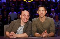 Wer weiß denn sowas? – Rateteam-Kapitän Bernhard Hoëcker (l.) und der Schauspieler Tim Oliver Schulz (r.) bilden ein Rateteam.