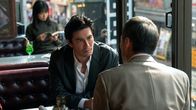 Tokyo Vice – Miyamoto (Hideaki Itō, li.) wird von Katagiri (Ken Watanabe) unter Druck gesetzt.