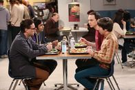 The Big Bang Theory – Noch ahnen Leonard (Johnny Galecki, l.), Raj (Kunal Nayyar, 2.v.l.), Sheldon (Jim Parsons, 2.v.r.) und Howard (Simon Helberg, r.) nicht, was die Frauen planen ...