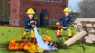 Feuerwehrmann Sam – Am Bahnhof löschen Elvis und Arnold den Brand, der von einem davongerollten Grill verursacht wurde.