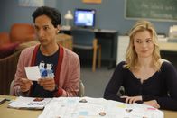 Community – Abed (Danny Pudi, l.) ist davon überzeugt, dass sich weder Britta (Gillian Jacobs, r.), noch die restlichen Mitglieder der Lerngruppe per Zufall kennen gelernt haben. Er stellt eine verrückte Theorie auf ...