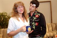 Verliebt in Berlin – Lisa (Alexandra Neldel, l.) glaubt, dass sie trotz ihres großen Glücks mit Rokko (Manuel Cortez, r.) nur eine graue Maus ist. (Dieses Foto von Alexandra Neldel darf nur in Zusammenhang mit der Berichterstattung über die Serie "Verliebt in Berlin" veröffentlicht und verbreitet werden.)