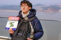 Tracks East – In Südkorea bereiten sich "Prepper" auf einen Angriff aus dem Norden vor und halten Notfallausrüstung wie Karten und ein Radio bereit.