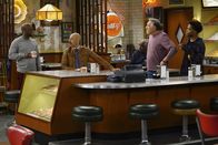 Superior Donuts – (v.l.n.r.) Sweatpants (Rell Battle); Fawz (Maz Jobrani); Arthur Przybyszweski (Judd Hirsch); Franco Wicks (Jermaine Fowler)