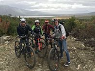 Verrückt nach Meer – Entertainment-Manager Rainer Groeber (ganz links) und Reiseleiter Moritz (ganz rechts) mit der deutschen Forscherin Isabell Schmelzer bei einem Mountainbike-Ausflug in Corner Brook, Neufundland, Kanada.