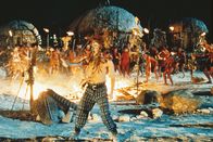 Ace Ventura - Jetzt wird's wild – Ace Ventura (Jim Carrey) beim traditionellen Stammestanz.