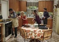 The Big Bang Theory – Auf Bernadette (Melissa Rauch, 2.v.l.), Howard (Simon Helberg, r.), Amy (Mayim Bialik, 2.v.r.) und Raj (Kunal Nayyar, l.) wartet ein ganz besonderes Thanksgiving-Essen ...