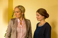 Heldt – Ellen Bannenberg (Janine Kunze, l.) verbietet ihrer Sekretärin Nicole Grobecker (Siri Nase, r.), Kommissar Heldt noch mehr Keksen anzubieten - Kekse nur gegen Beweise!