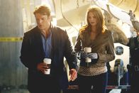 Castle – Der Anblick der sich Richard Castle (Nathan Fillion, l.) und Kate Beckett (Stana Katic, r.) am Tatort bietet, macht die beiden sprachlos ...